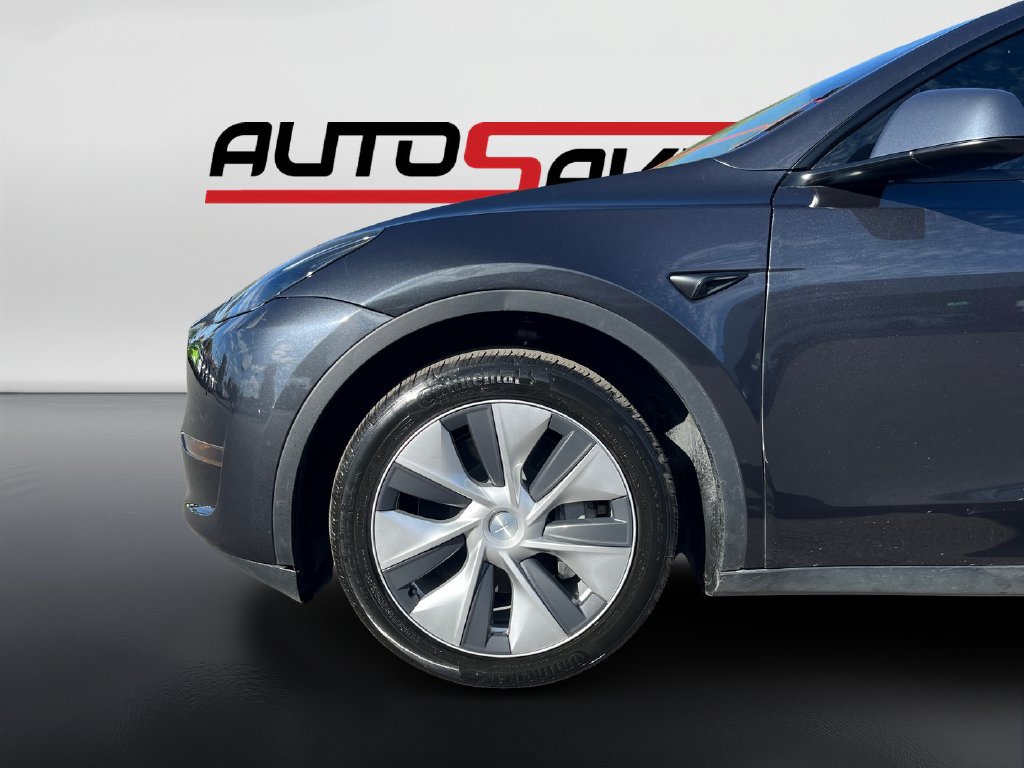 Used 2025 Tesla Model Y Long Range RWD image 9