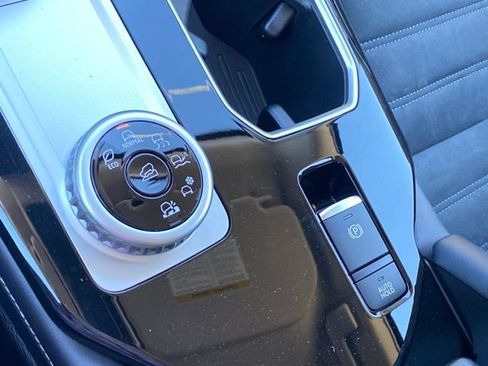 New 2026 Mitsubishi Outlander SE image 18