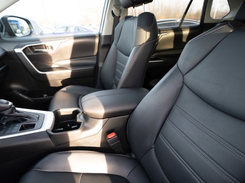 Used 2022 Toyota RAV4 XLE Premium image 10