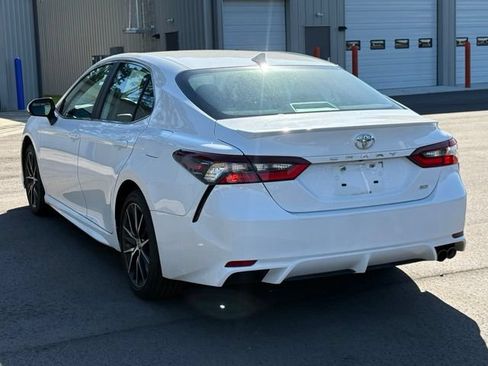 Used 2024 Toyota Camry SE FWD image 3