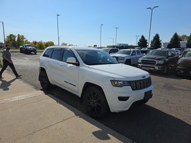 Used 2017 Jeep Grand Cherokee Altitude AWD/4WD image 3