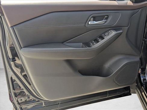 Used 2022 Nissan Rogue SV w/ SV Premium Package image 11