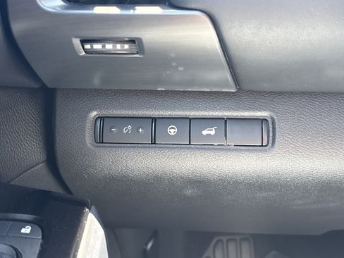 Used 2023 Nissan Pathfinder SL AWD/4WD image 28