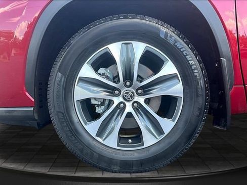 Used 2022 Toyota Highlander XLE AWD/4WD image 35