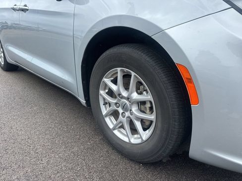 Used 2024 Chrysler Pacifica Touring-L FWD image 3