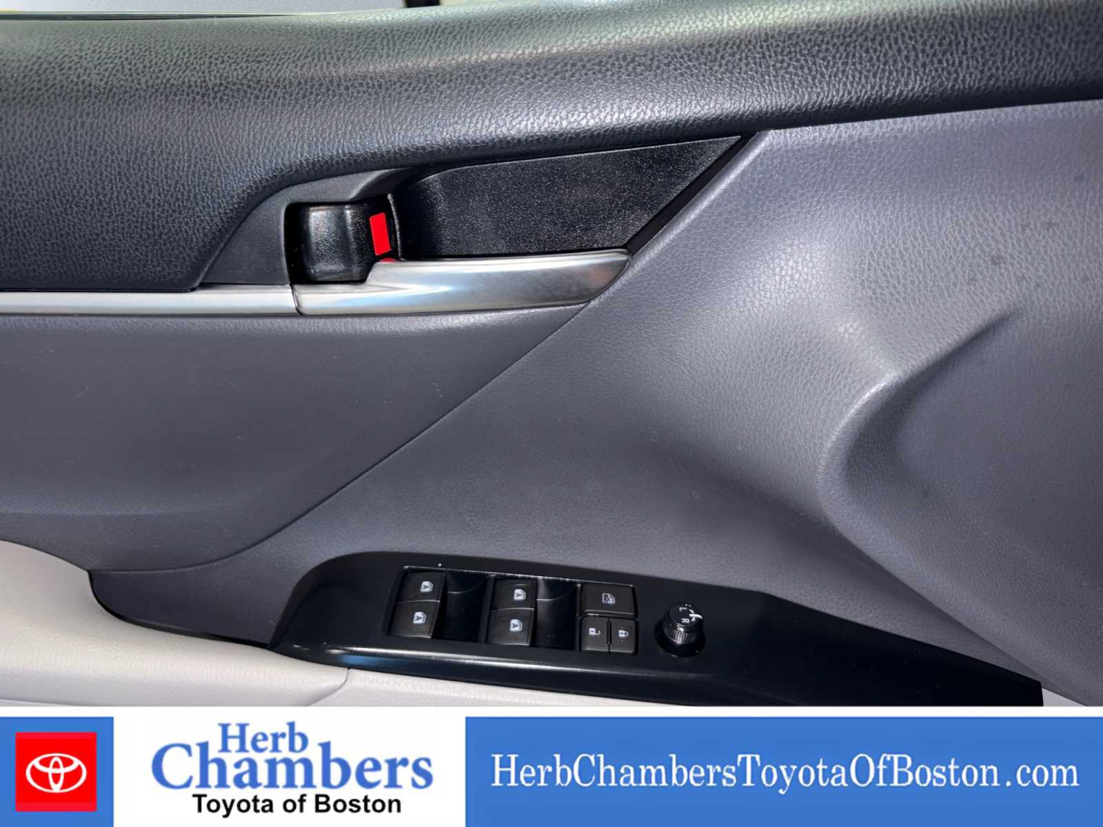Used 2019 Toyota Camry SE FWD image 14