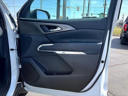 Used 2025 Chevrolet Traverse LT image 26