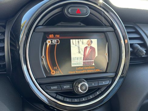 Used 2017 MINI Cooper 4-Door Hardtop image 21