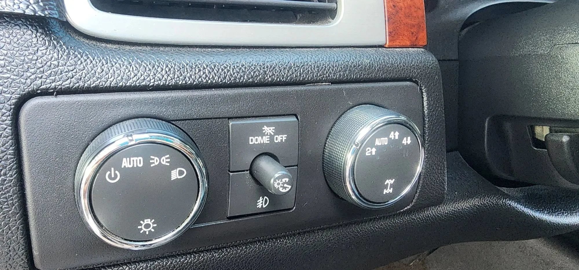 Used 2011 Chevrolet Avalanche LTZ AWD/4WD image 14