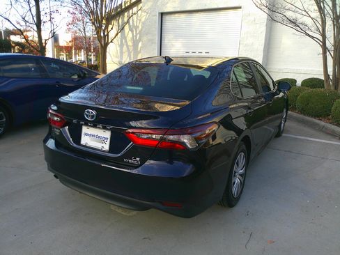 Used 2022 Toyota Camry LE image 12