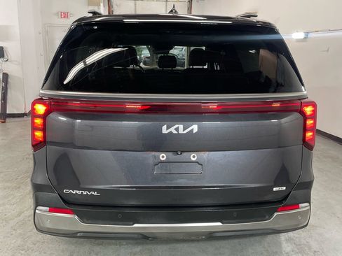 Used 2025 Kia Carnival SX FWD image 5
