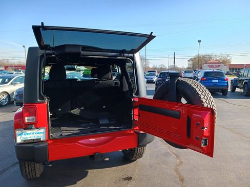 Used 2018 Jeep Wrangler Unlimited Sahara w/ Connectivity Group image 15