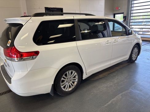 Used 2012 Toyota Sienna XLE FWD image 6