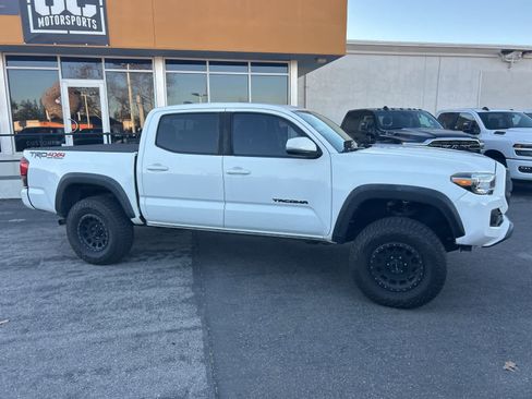 Used 2019 Toyota Tacoma TRD Off-Road image 10