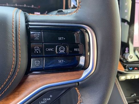 Used 2025 Jeep Grand Wagoneer Series III AWD/4WD image 32