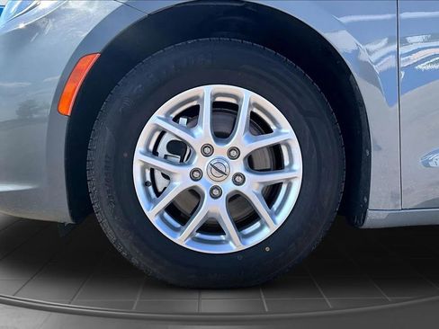 Used 2023 Chrysler Pacifica Touring-L FWD image 40