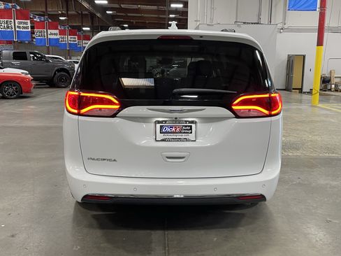 Used 2018 Chrysler Pacifica Touring-L Plus w/ Advanced Safetytec Group FWD image 4