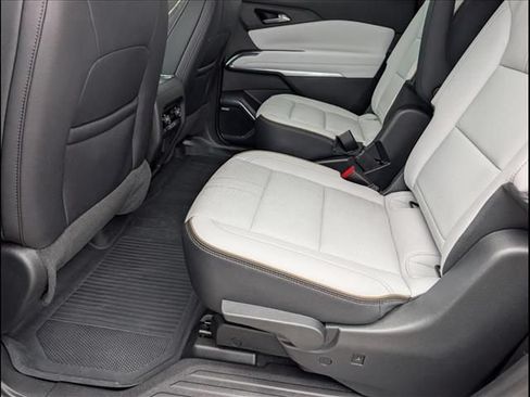 Used 2025 Chevrolet Traverse High Country FWD image 13