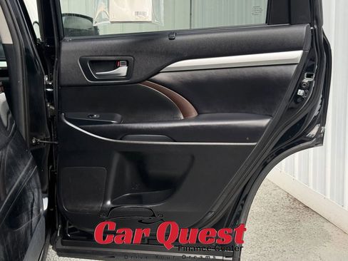 Used 2019 Toyota Highlander XLE w/ Preferred Accessory Package AWD/4WD image 19