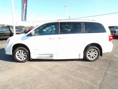 Used 2018 Dodge Grand Caravan SXT w/ Rear Park Assist Package image 2
