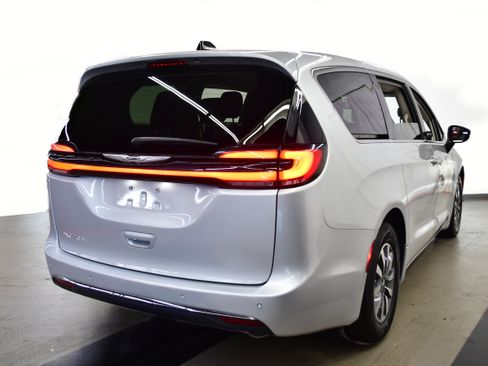 Used 2024 Chrysler Pacifica Touring-L FWD image 7