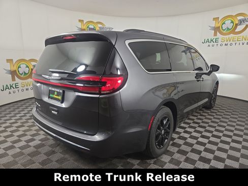 Used 2022 Chrysler Pacifica Touring-L image 10