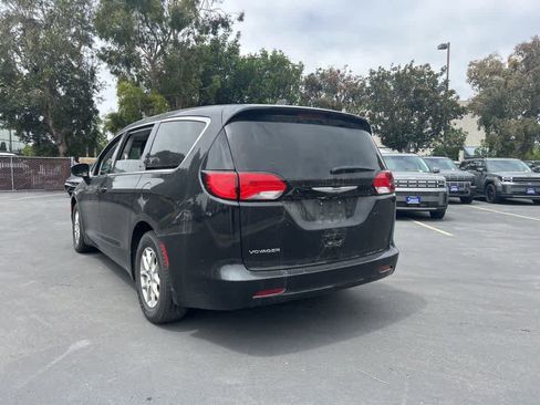 Used 2023 Chrysler Voyager LX FWD image 4