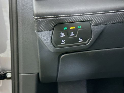 Used 2025 Volkswagen Atlas Cross Sport SE image 17