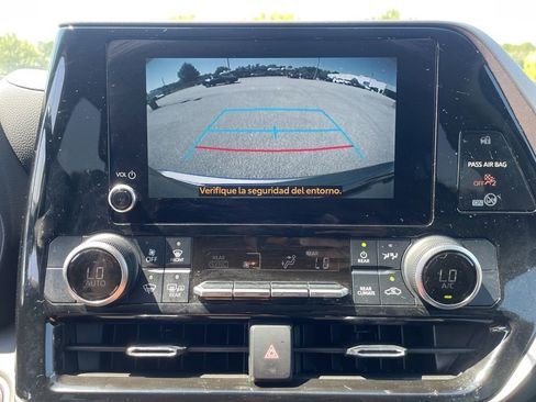 Used 2024 Toyota Highlander LE AWD/4WD image 62