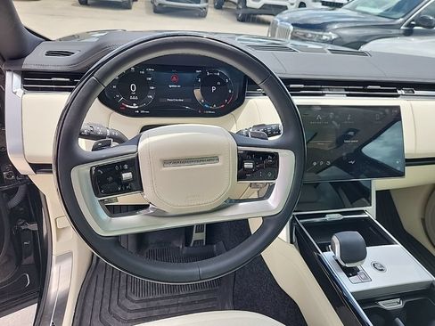 Used 2025 Land Rover Range Rover SE AWD/4WD image 4