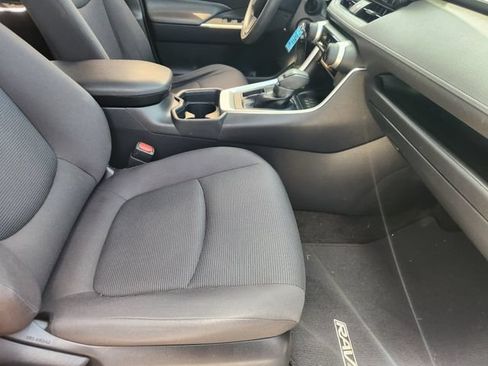 Used 2019 Toyota RAV4 LE FWD image 14
