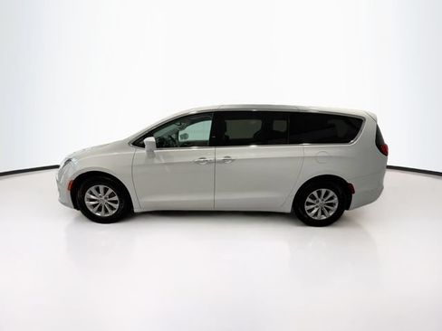 Used 2019 Chrysler Pacifica Touring Plus w/ Advanced Safetytec Group FWD image 4