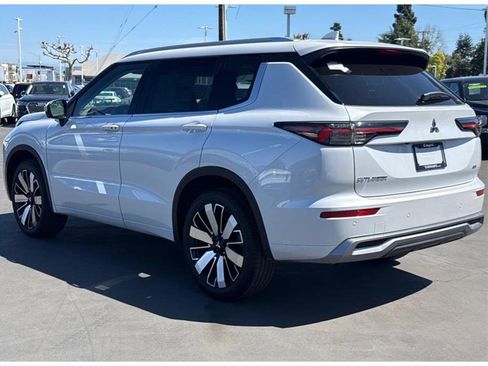 Used 2025 Mitsubishi Outlander 4WD Plug-In Hybrid image 7