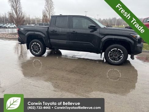 Used 2025 Toyota Tacoma TRD Sport image 2