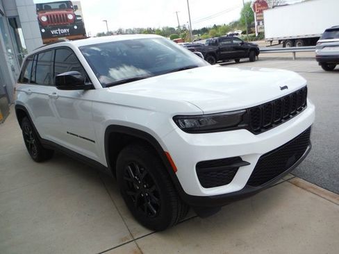 Certified 2024 Jeep Grand Cherokee Altitude AWD/4WD image 6