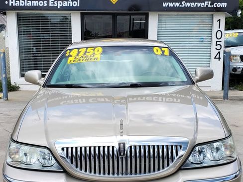 Used 2007 Lincoln Town Car Signature Limited RWD image 3