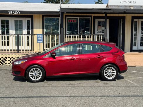 Used 2017 Ford Focus SE w/ Cold Weather Package FWD image 2