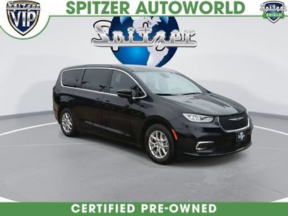Used 2025 Chrysler Pacifica Select