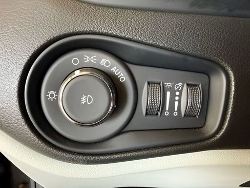 Used 2022 Jeep Renegade Limited AWD/4WD image 16