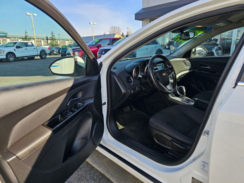 Used 2014 Chevrolet Cruze LT image 16