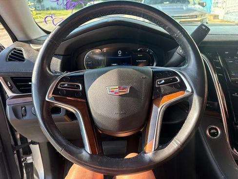 Used 2020 Cadillac Escalade 2WD image 13