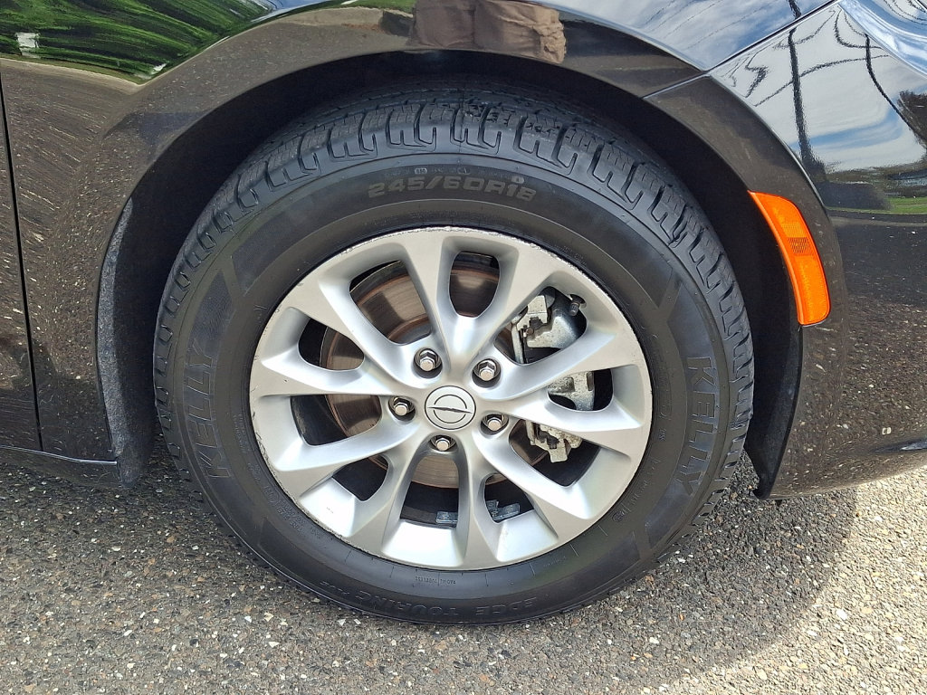 Certified 2026 Chrysler Pacifica Limited FWD image 9