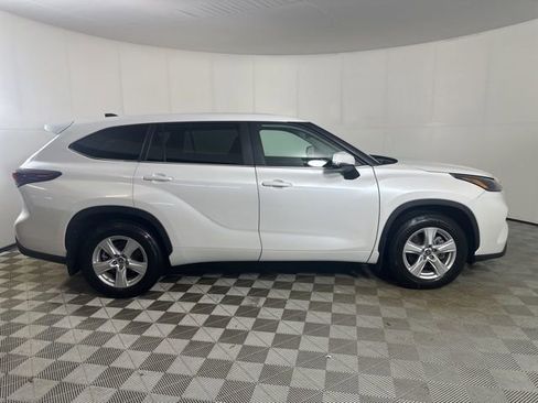 Used 2024 Toyota Highlander LE AWD/4WD image 6