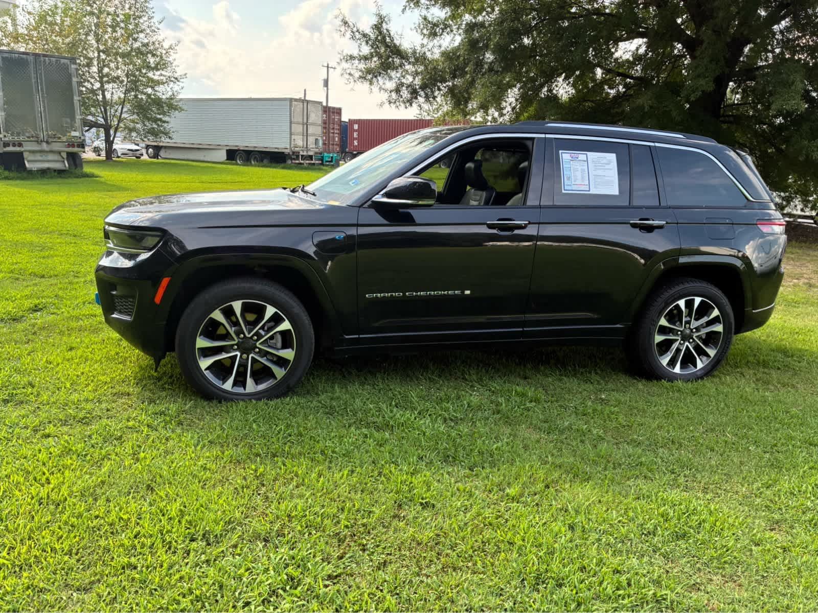 Used 2023 Jeep Grand Cherokee Overland w/ Luxury Tech Group IV AWD/4WD image 10