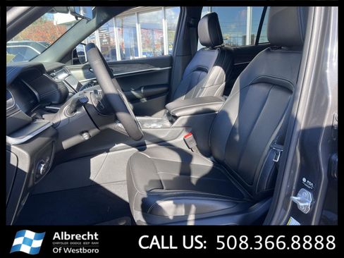 New 2025 Jeep Grand Cherokee Limited w/ Luxury Tech Group II image 10