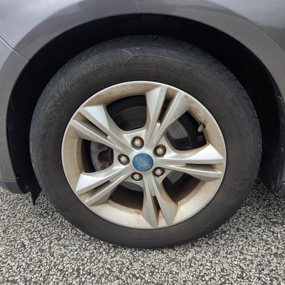 Used 2014 Ford Focus SE w/ SE Winter Package FWD image 19