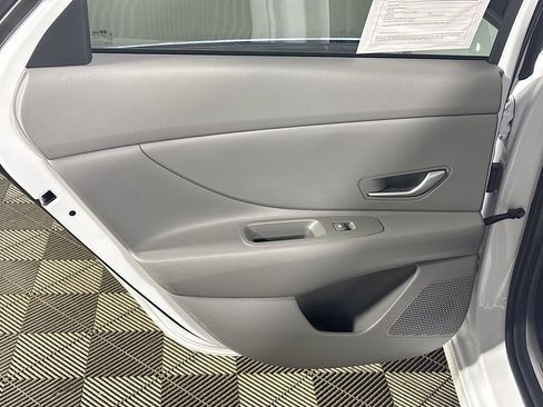 Used 2025 Hyundai Elantra Hybrid FWD image 18