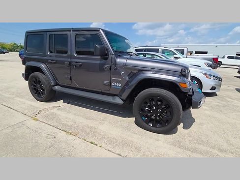 Used 2022 Jeep Wrangler Unlimited Sahara w/ Cold Weather Group AWD/4WD image 33