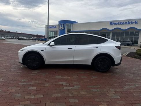Used 2026 Tesla Model Y 2WD image 3