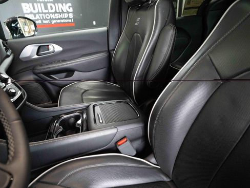 Used 2025 Chrysler Pacifica Limited FWD image 10